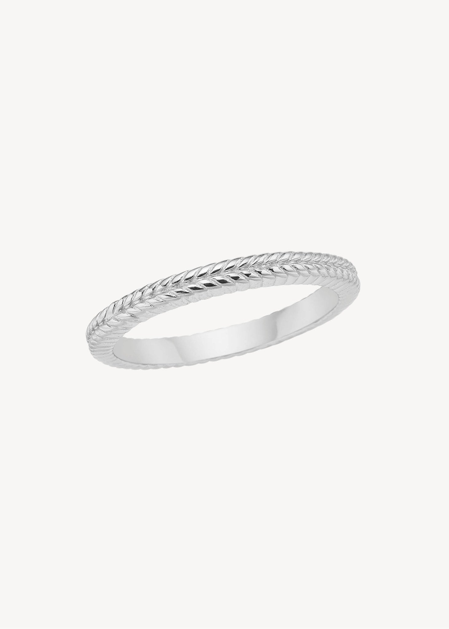 Enkelt og elegant stackable ring i sterling sølv med sildebensmønster til ham og hende til konfirmation og gaven til hende