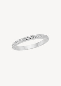 Enkelt og elegant stackable ring i sterling sølv med sildebensmønster til ham og hende til konfirmation og gaven til hende
