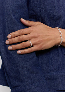 kvinde i blå denim med sterling sølv ring fra carré jewellery med sildebensmønster