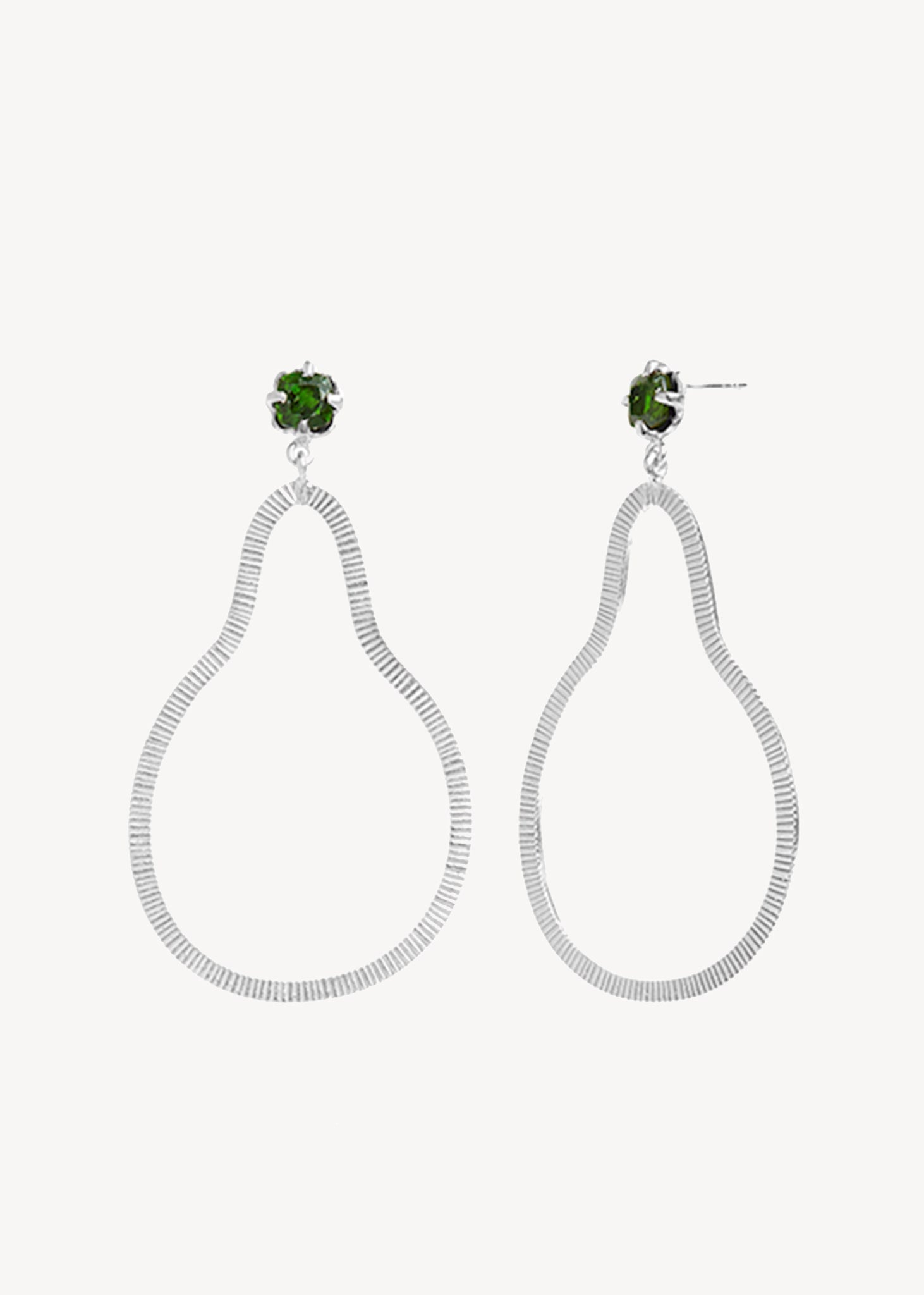 Store hængeøreringe i sølv med en grøn chrom diopsid ædelsten på tilbud til hende fra carré jewellery i dråbe form 