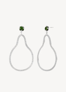 Store hængeøreringe i sølv med en grøn chrom diopsid ædelsten på tilbud til hende fra carré jewellery i dråbe form 