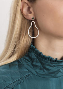 Kvinde med store sølv dråbe hængeøreringe med grønne sten på tilbud hos Carré Jewellery