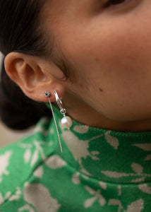 Kvinde med perleøreringe i sølv med ferskvandsperler med hoops og charms fra carré jewellery 