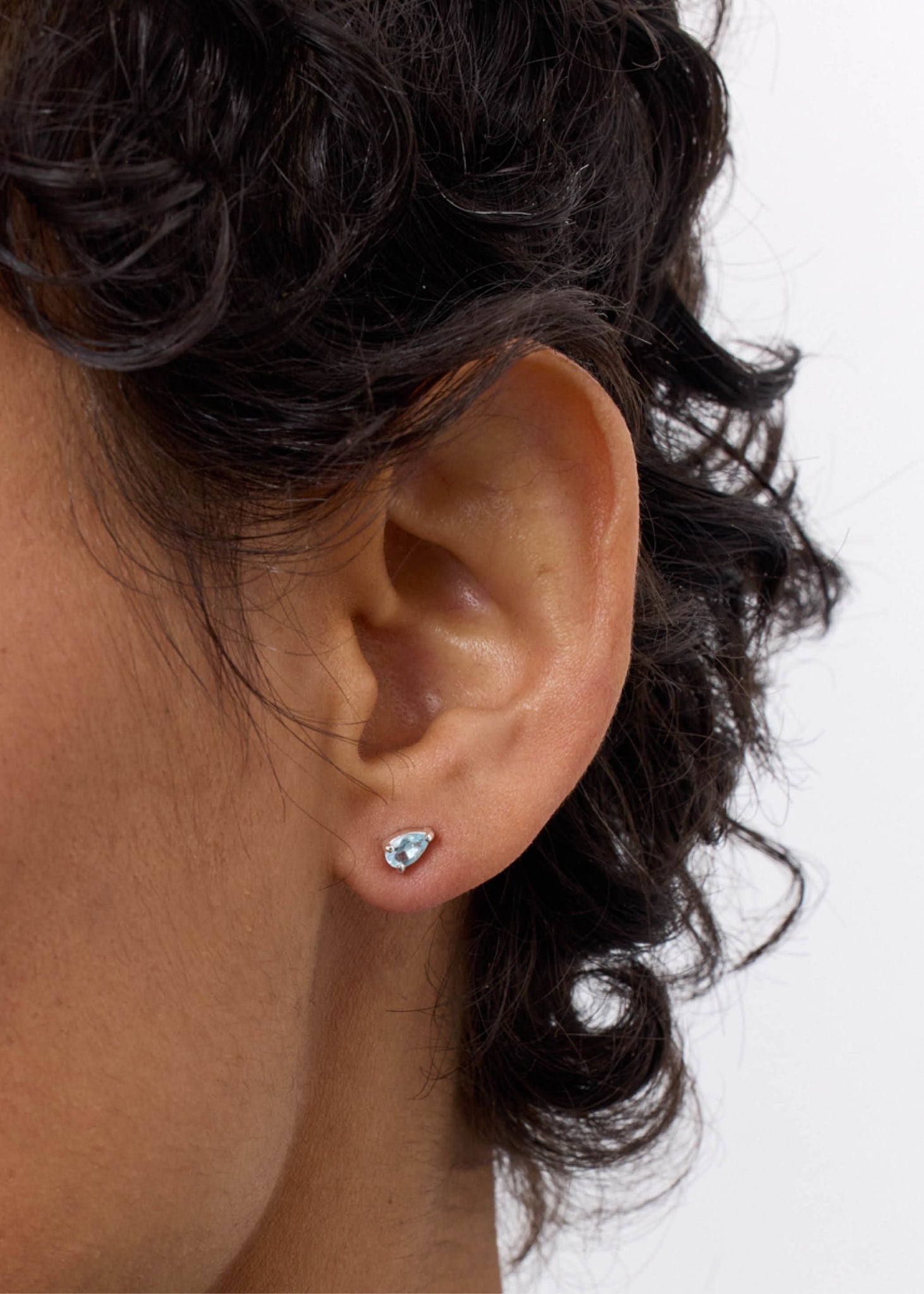 Enkelt og elegant øre sticker i sterling sølv med blå sten til ham og hende fra carré jewellery 