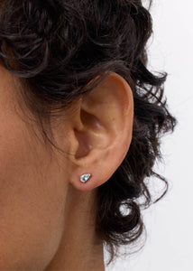 Enkelt og elegant øre sticker i sterling sølv med blå sten til ham og hende fra carré jewellery 