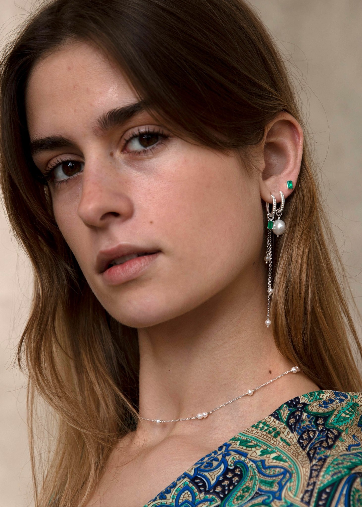 Ung kvinde med sterling sølv små ørestikker fra carré jewellery 