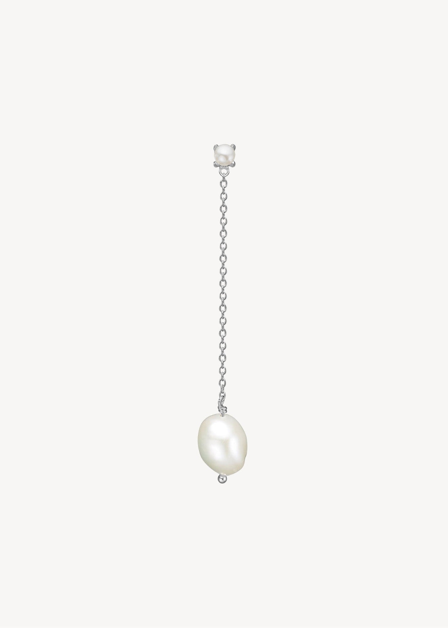 Lang perleørering med stiklås i sterling sølv med lang kæde i sølv og to barokke ferskvandsperler på udsalg hos carré jewellery. Perfekt gave til hende og gaven til teenageren