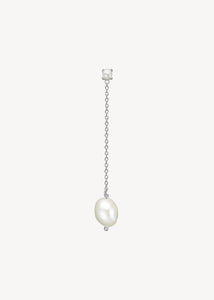 Lang perleørering med stiklås i sterling sølv med lang kæde i sølv og to barokke ferskvandsperler på udsalg hos carré jewellery. Perfekt gave til hende og gaven til teenageren
