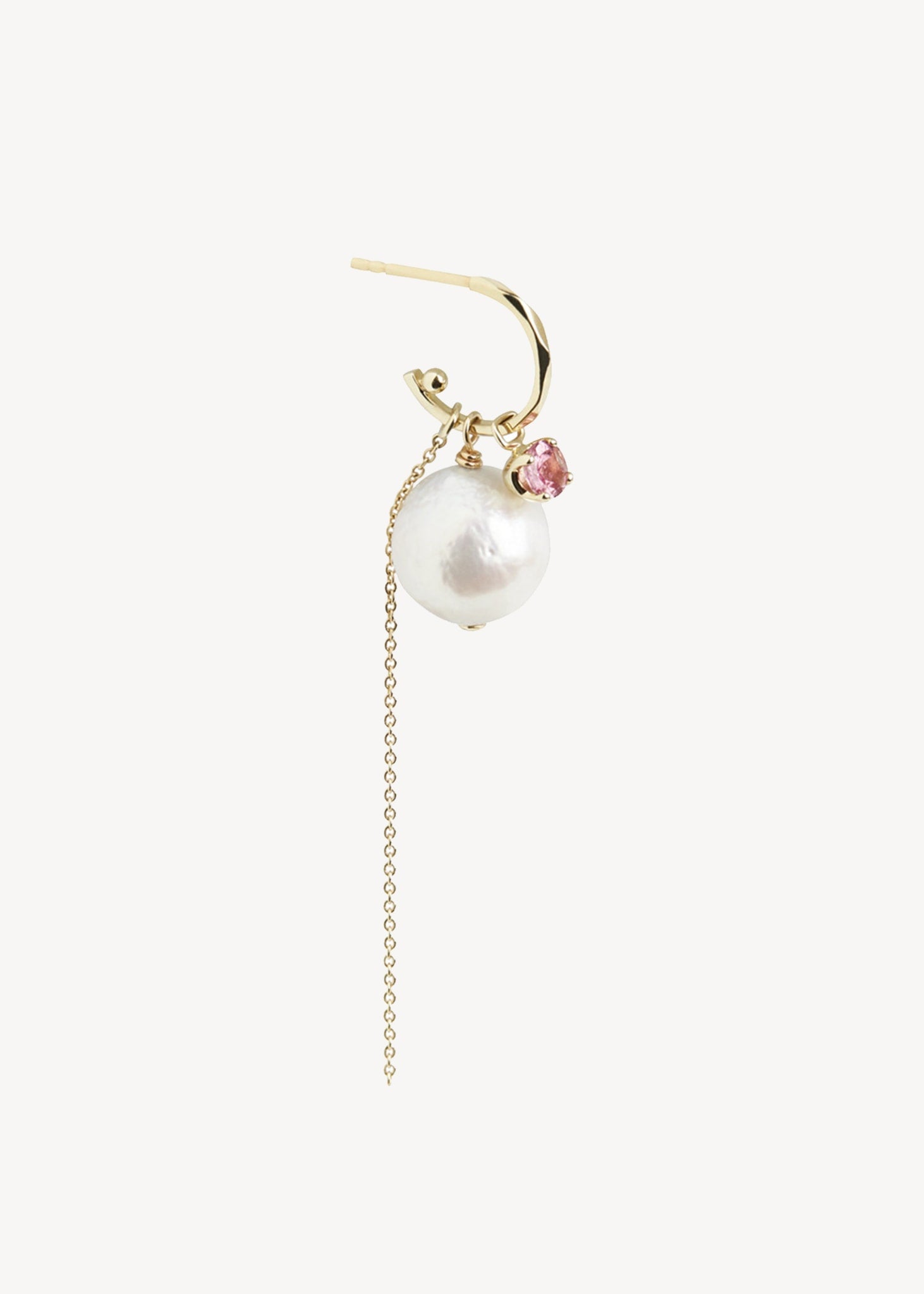 ægte guld hoop ørering i huggie stil med ferskvandsperle, kæde, og en charm med lyserød turmalin fra carré jewellery