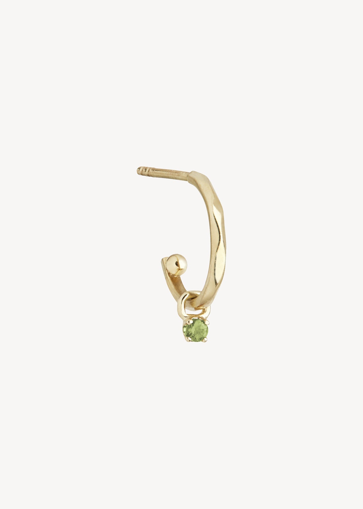 ørering i hoop stil i ægte guld fra carré jewellery med en lille charm i 10 karat guld med en grøn turmalin ædelsten