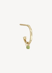 ørering i hoop stil i ægte guld fra carré jewellery med en lille charm i 10 karat guld med en grøn turmalin ædelsten