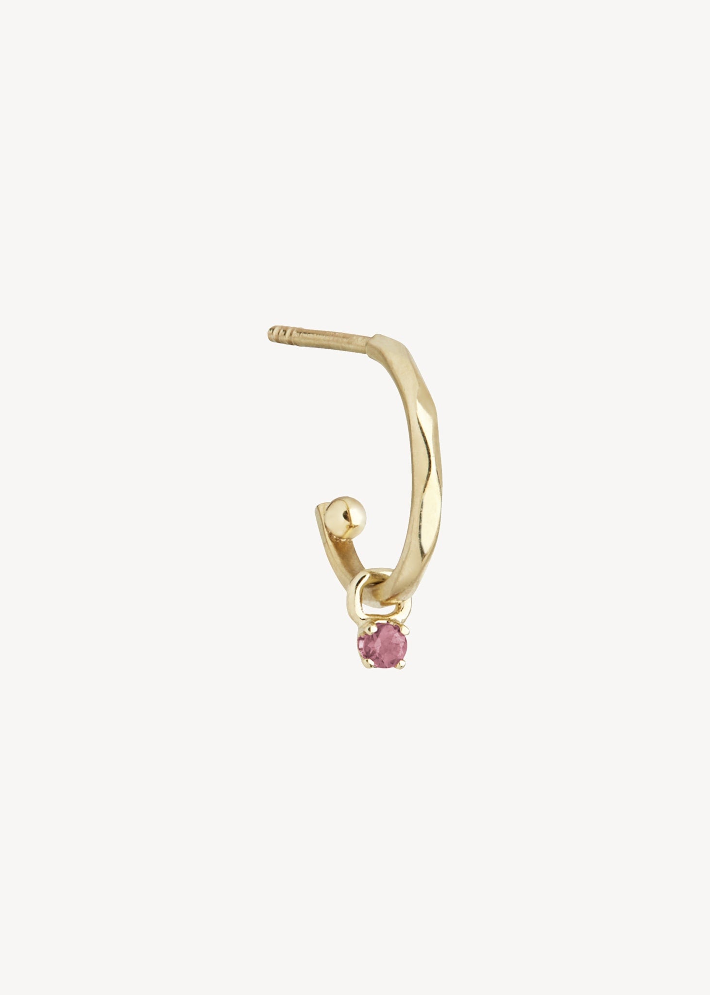ørering i hoop stil i ægte guld fra carré jewellery med en lille charm i 10 karat guld med en lyserød turmalin ædelsten