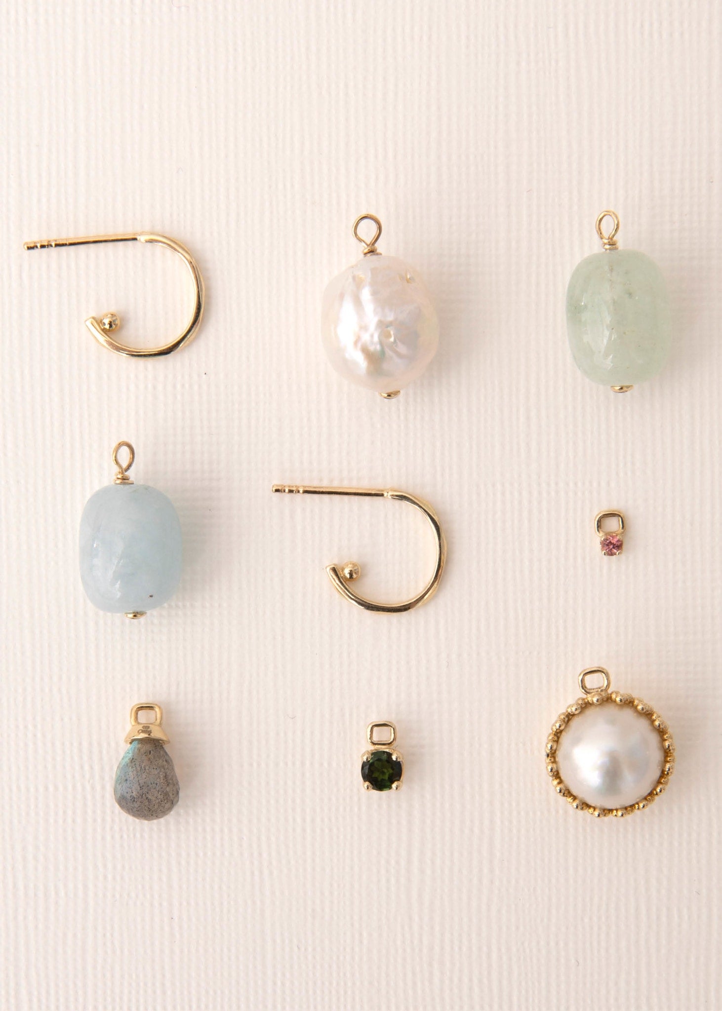 Hoops og charms i ægte 10 karat guld fra carré jewellery med ædelsten 