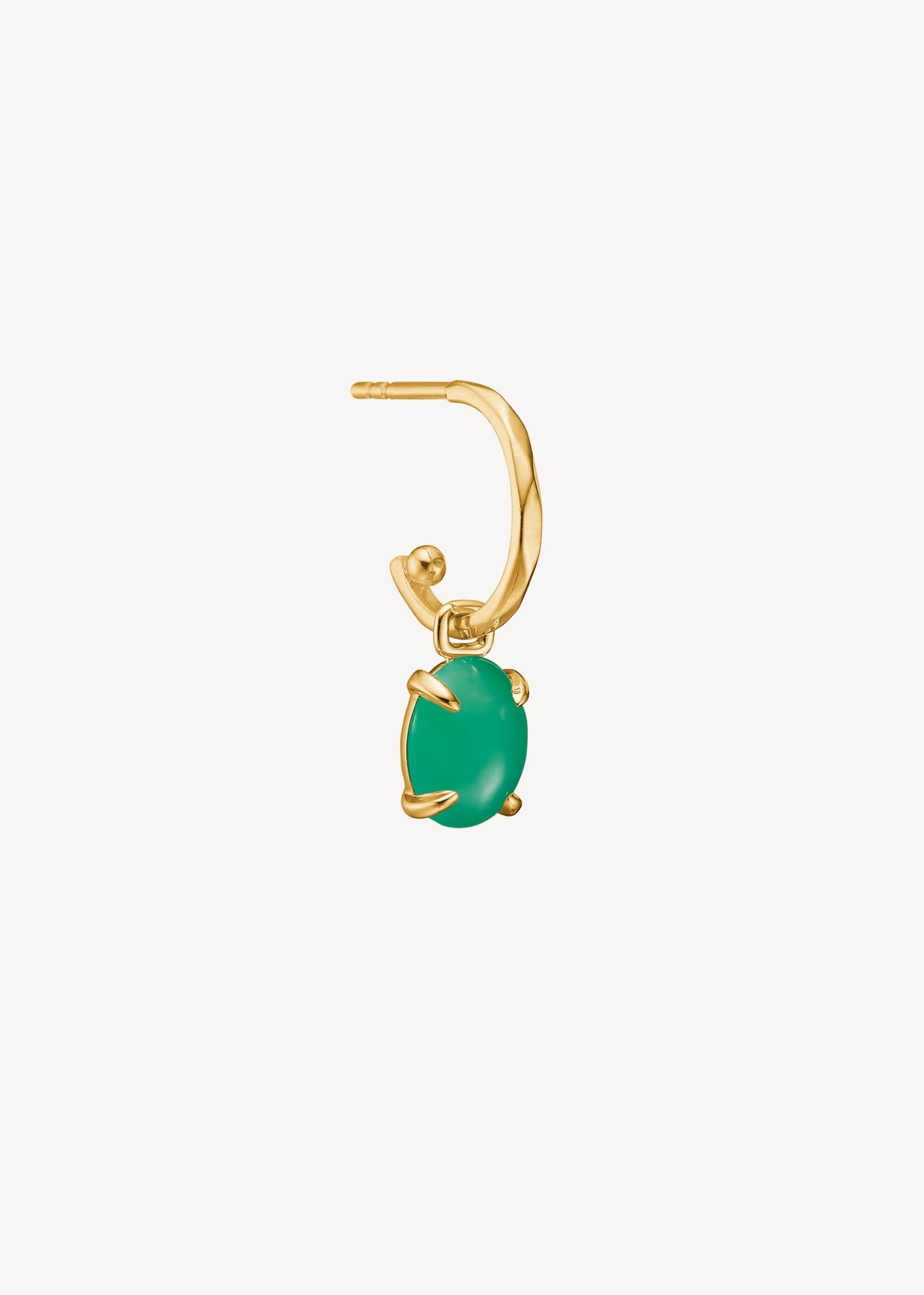 Hoop ørering i 10 karat guld med facetter og sat med en carmen charm fra carré jewellery med en klar grøn chrysopras ædelsten 