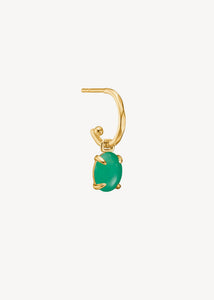 Hoop ørering i 10 karat guld med facetter og sat med en carmen charm fra carré jewellery med en klar grøn chrysopras ædelsten 