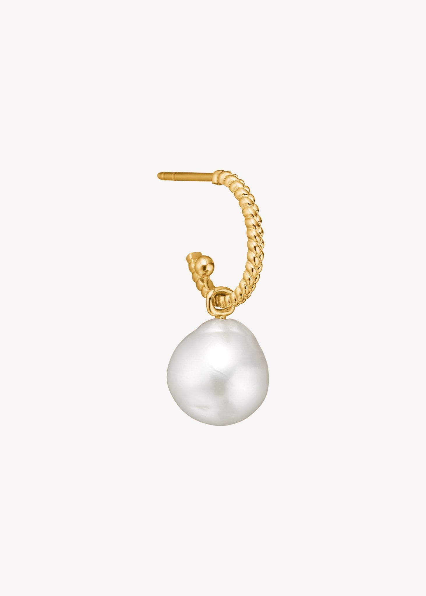 Candy Charm på Braid hoops i 10-karat guld fra Carré Jewellery med en barok ferskvandsperle