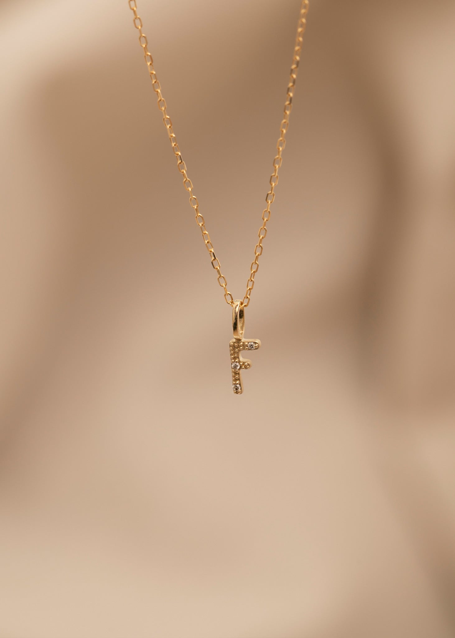 10-karat Letter Anhänger mit Champagner Diamant - F