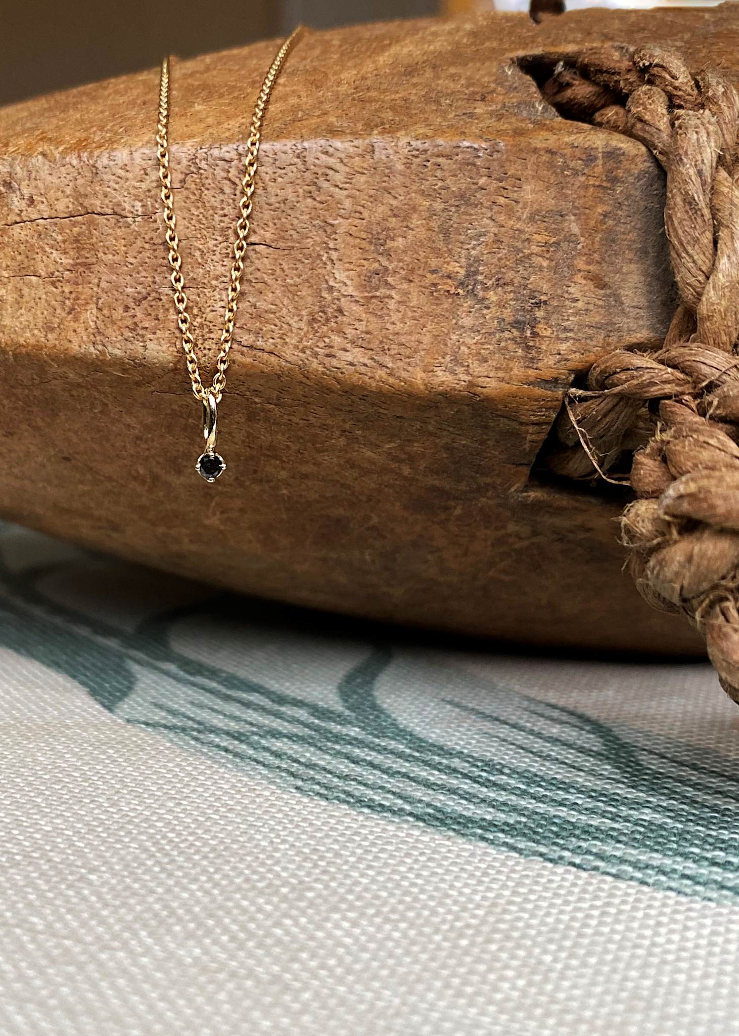 10-karat Prism Anhänger mit schwarzem Diamant