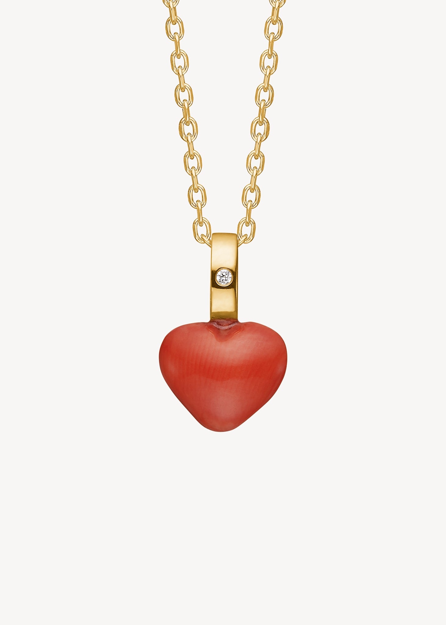 Hjerteformet vedhæng til halskæder i ægte 10 karat guld fra carré sat med en hjerteformet rød koral sten og en diamant i øskenet, perfekt gave til hende og ham til jul 