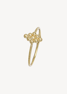 Ring i ægte guld med et enkelt mønster på toppen - spar 50% på ægte guld ringe på tilbud hos Carré Jewellery