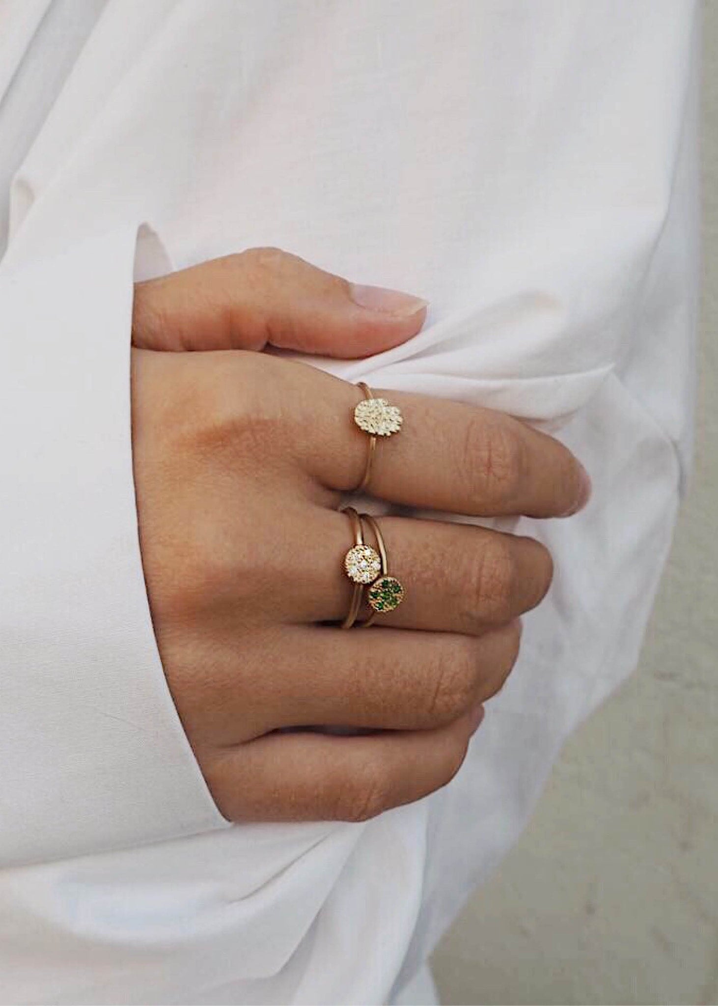 Konfirmand med ringe i ægte 10 karat guld fra carré jewellery med diamanter