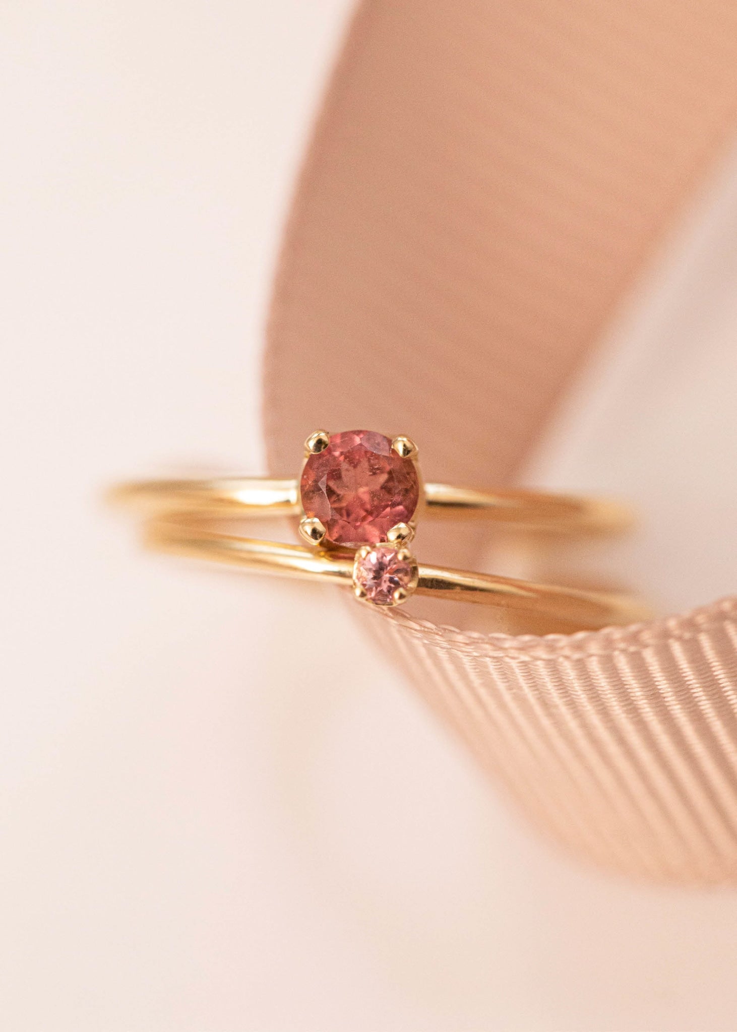 To ægte guld ringe i 10 karat guld sat med facetslebne lyserøde turmalin ædelsten