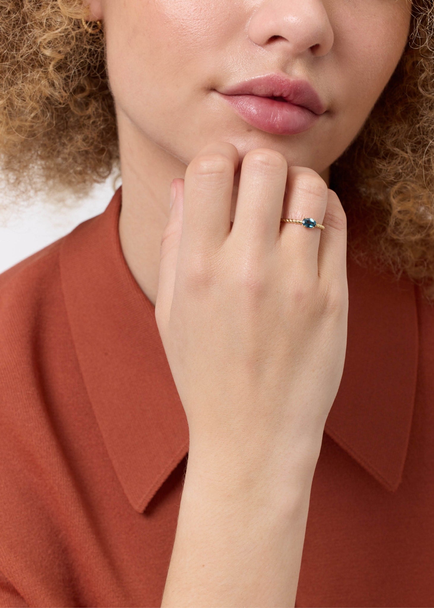 Tresser ring fra carré jewellery med london blå topas i ægte 10 karat guld med flettet ringskinne 