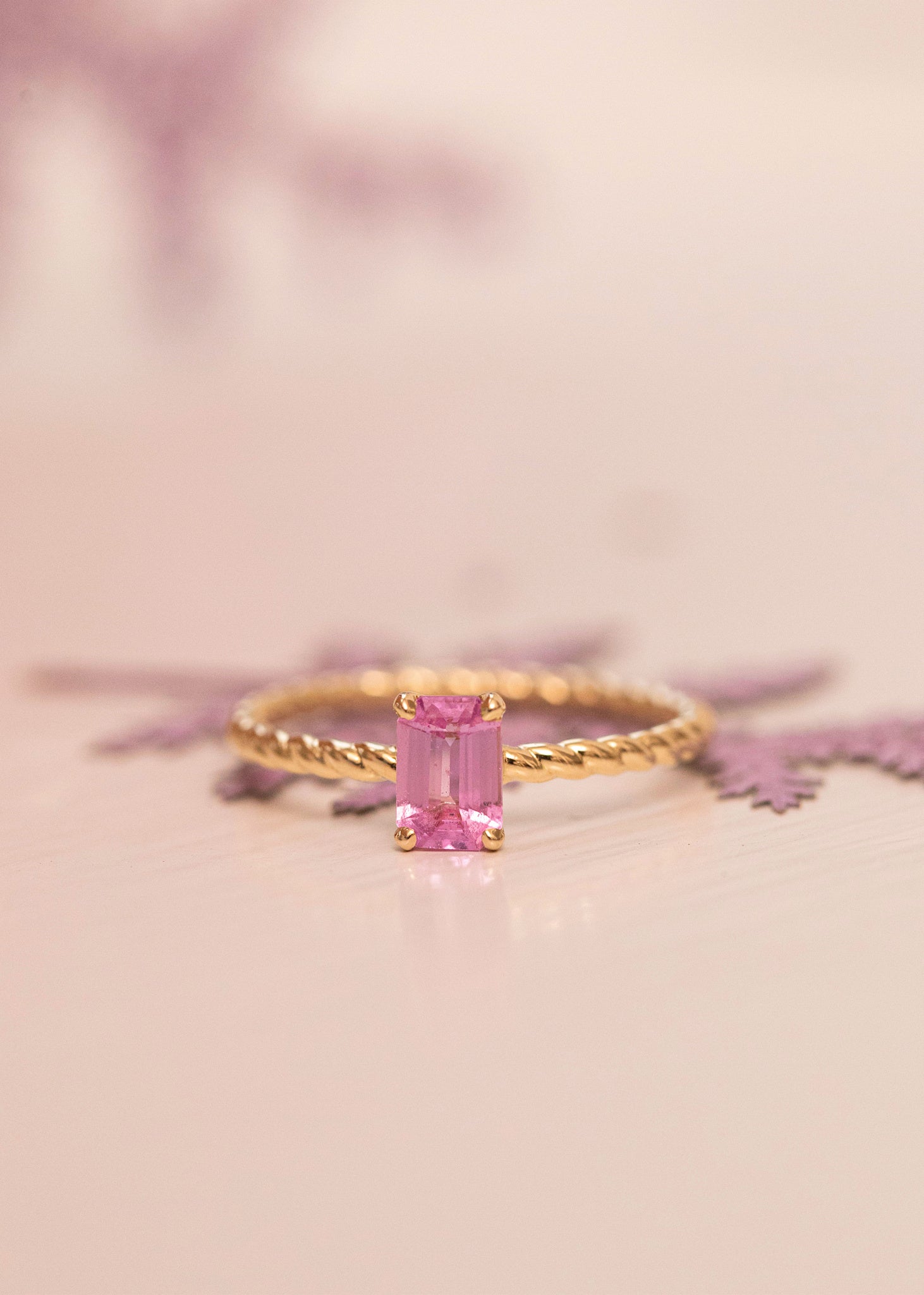 10-Karat Ada ring mit Pinkem Saphir