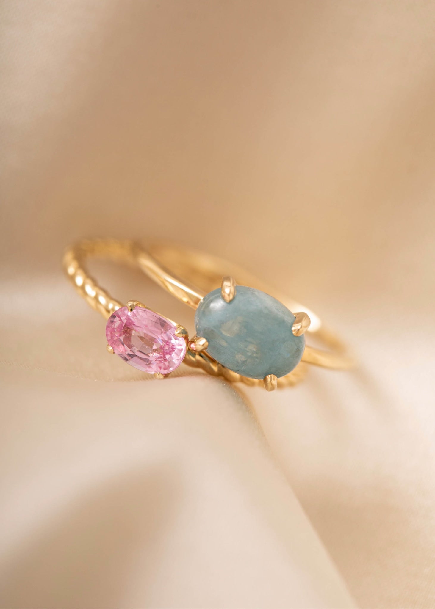 Ægte guld ring i 10 karat guld med en blå akvamarin ædelsten fra carré jewellery 