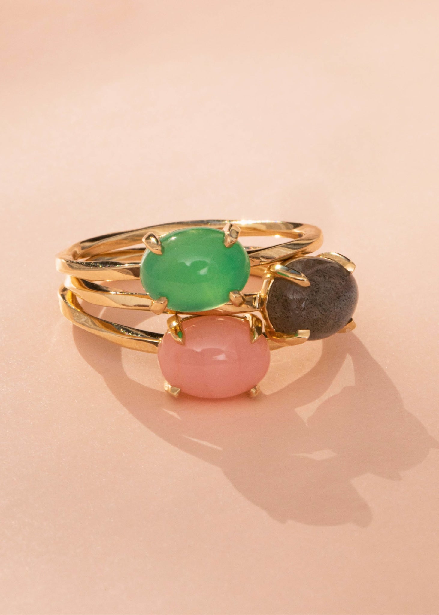 Tournoure ringe fra carré jewellery i ægte 10 karat guld med grøn chrysopras ædelsten 