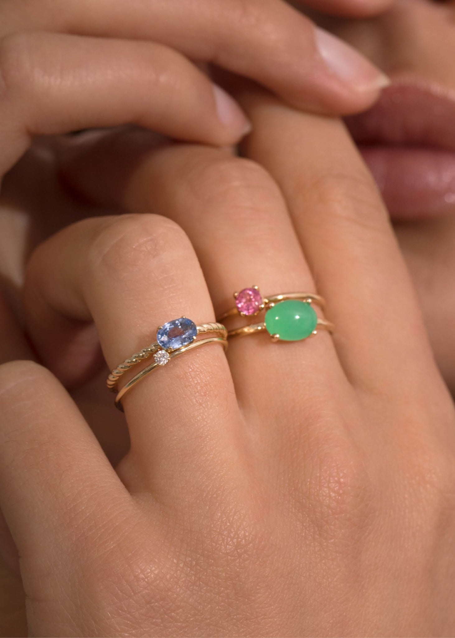 Ringe i ægte 10 karat guld med ægte chrysopras ædelsten i grøn