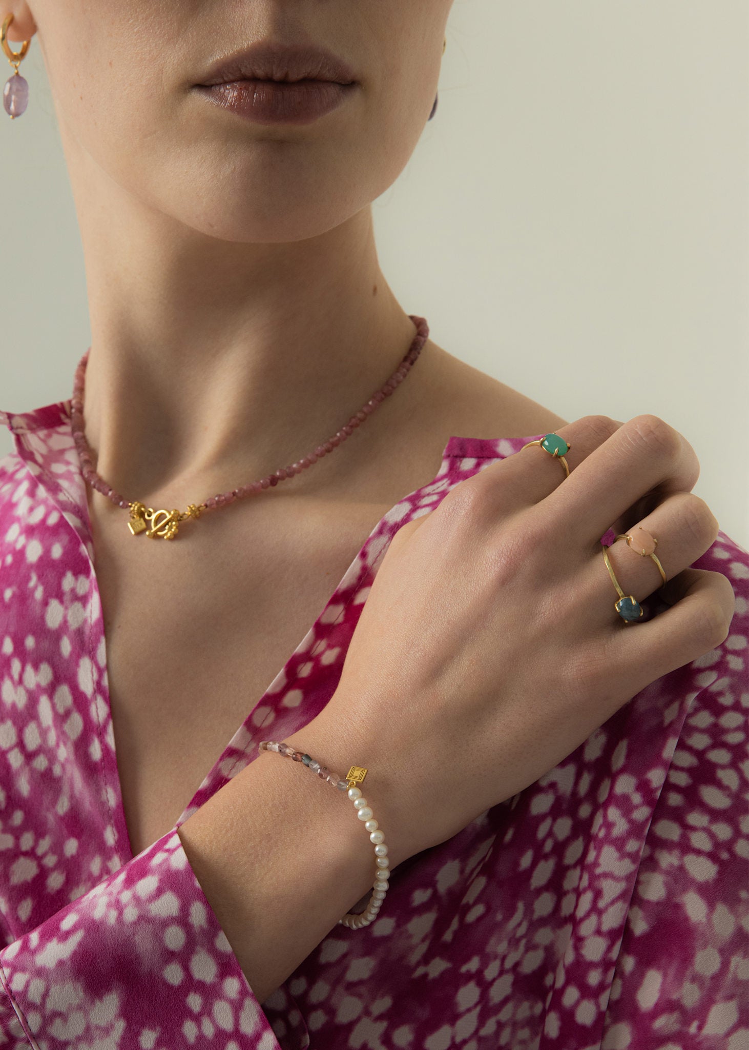 Kvinde med ædelstenssmykker fra carré jewellery i ægte 10 karat guld med lyserøde sten 