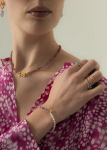 Kvinde med ædelstenssmykker fra carré jewellery i ægte 10 karat guld med lyserøde sten 