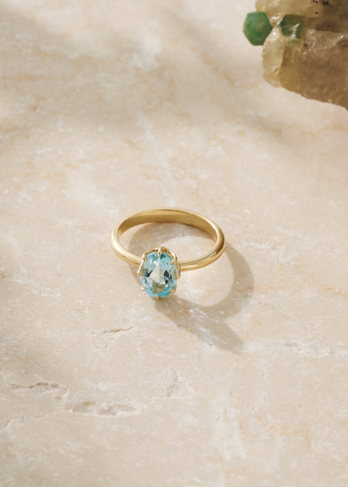 Stella ring fra carré jewellery med en stor ovalslebet blå topas ædelsten i ægte 10 karat guld