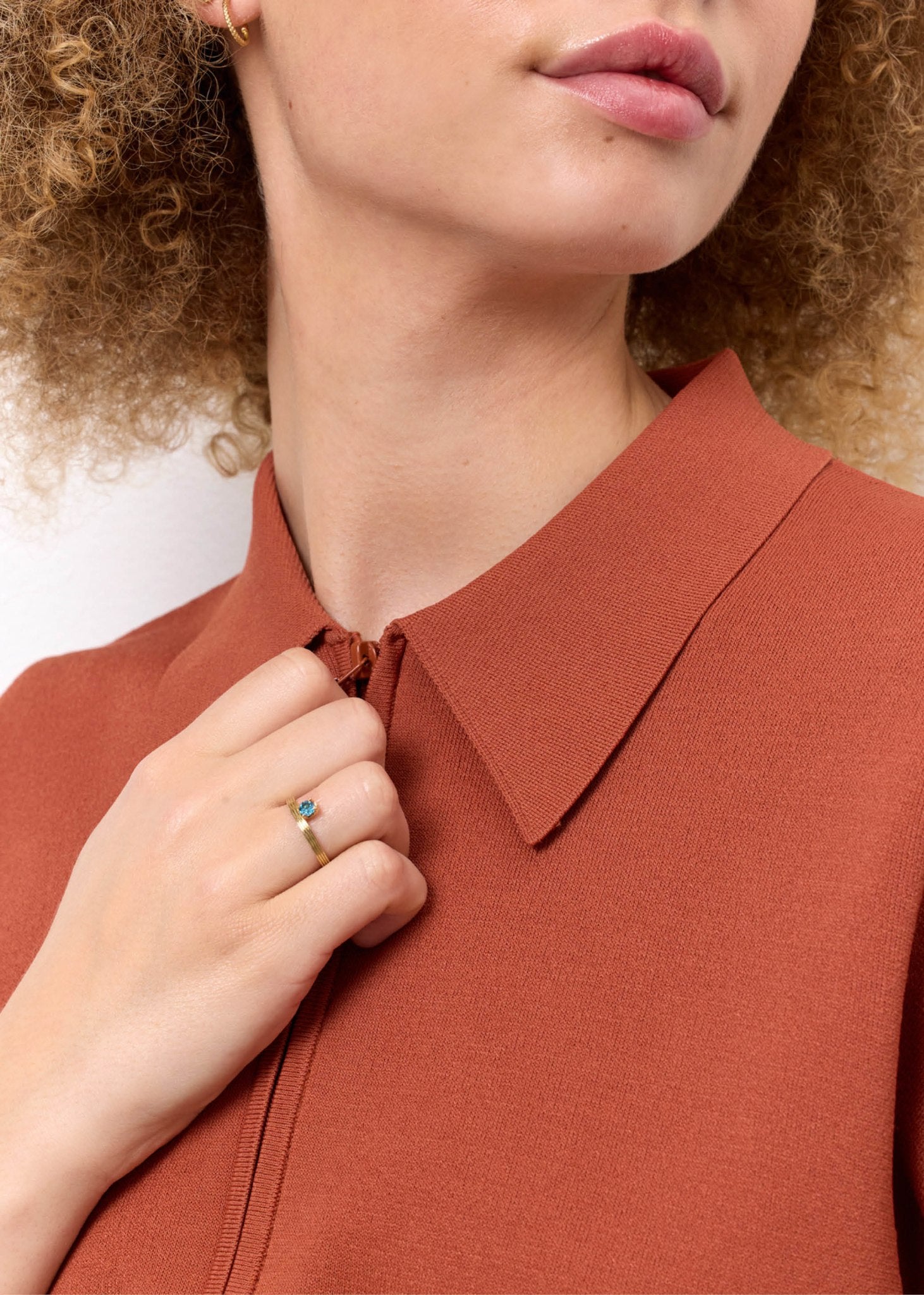 Naomi ring i 10 karat guld fra carré jewellery med en london blå topas ædelsten i asymmetrisk stil 