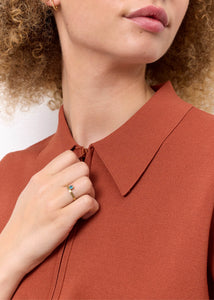 Naomi ring i 10 karat guld fra carré jewellery med en london blå topas ædelsten i asymmetrisk stil 