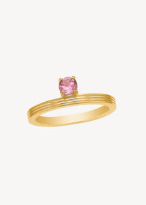 Unik og elegant ring i 10 karat ægte guld med lyserød turmalin ædelsten der er oktober måneds fødselssten, perfekt gave til hende