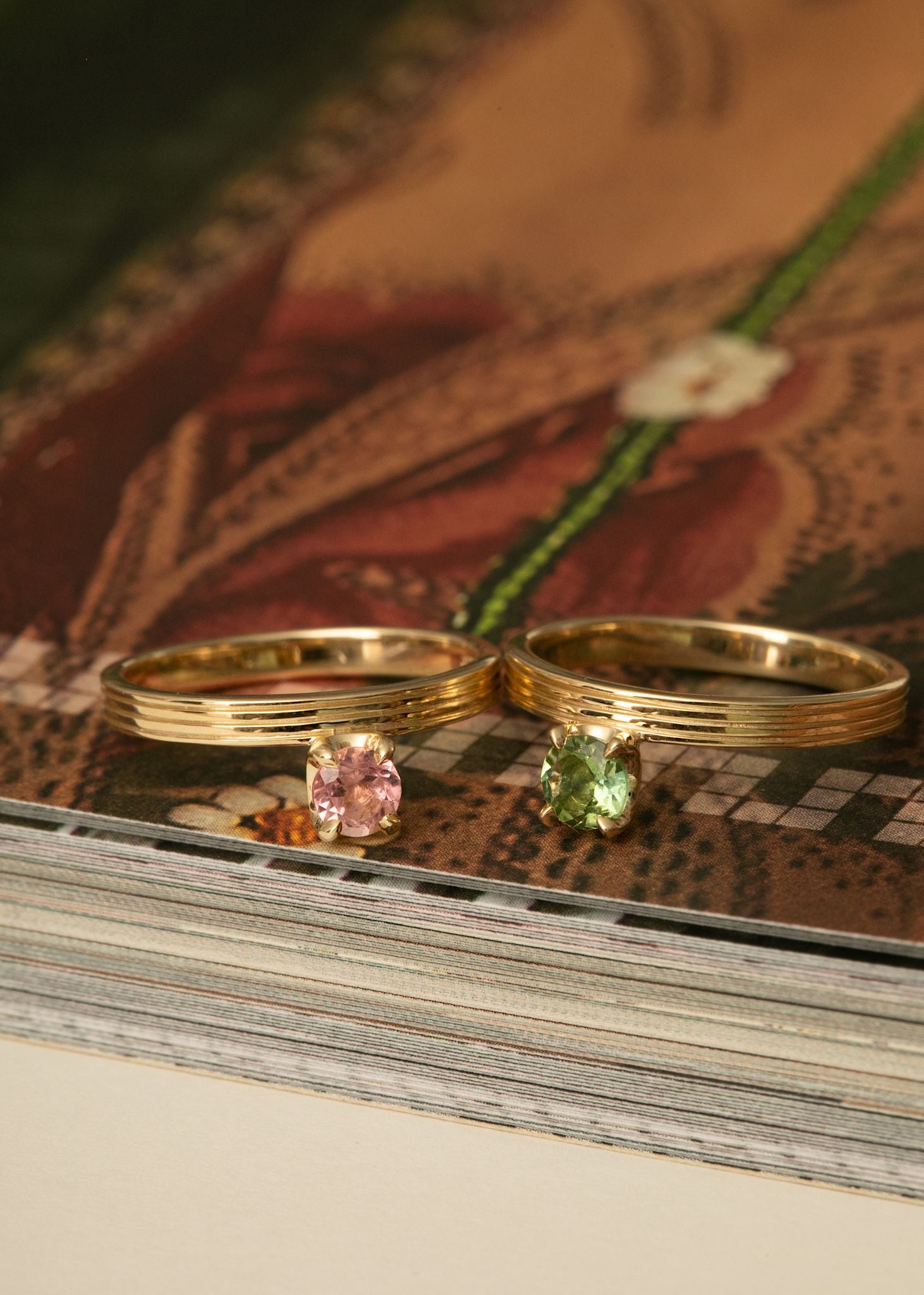 Naomi ringe fra carré jewellery i 10 karat ægte guld med lyserøde og grønne turmalin ædelsten i grabbefatninger 