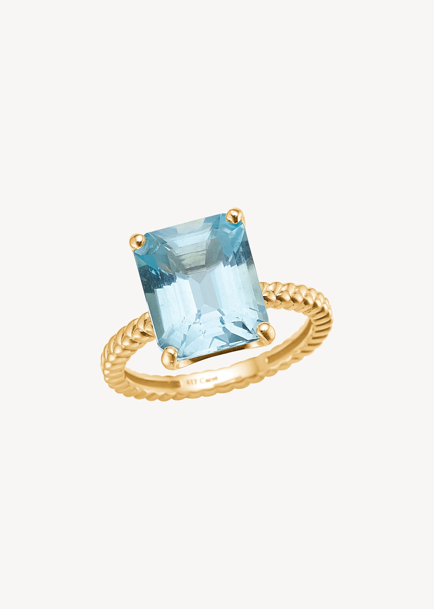 Ekstraavagant cocktail ring i 10-karat ægte guld fra carré jewellery med en stor sky-blue topas ædelsten i grabbefatninger og en flettet ringskinne