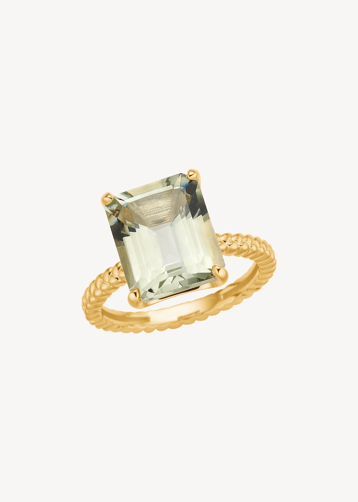 Stor cocktail ring fra carré jewellery i 10 karat guld med en stor grøn prasiolit ædelsten og flettet ringskinne, perfekt gave til hende 