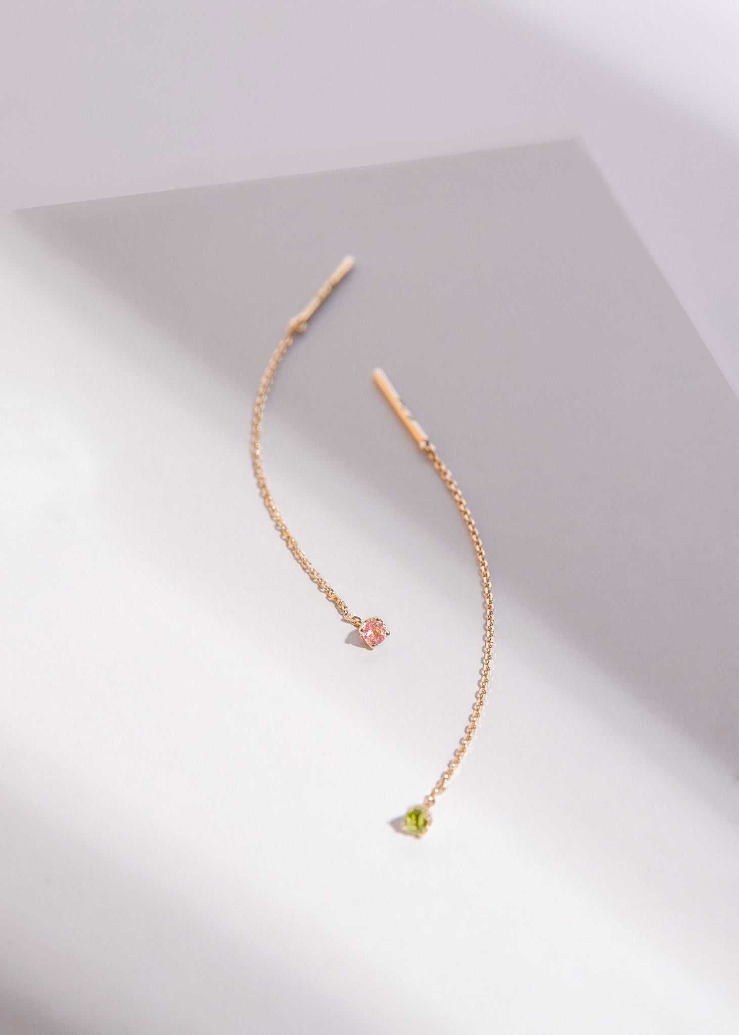 Threader øreringe, der trækkes igennem øret fra carré jewellery i ægte 10 karat guld med turmalin ædelsten 
