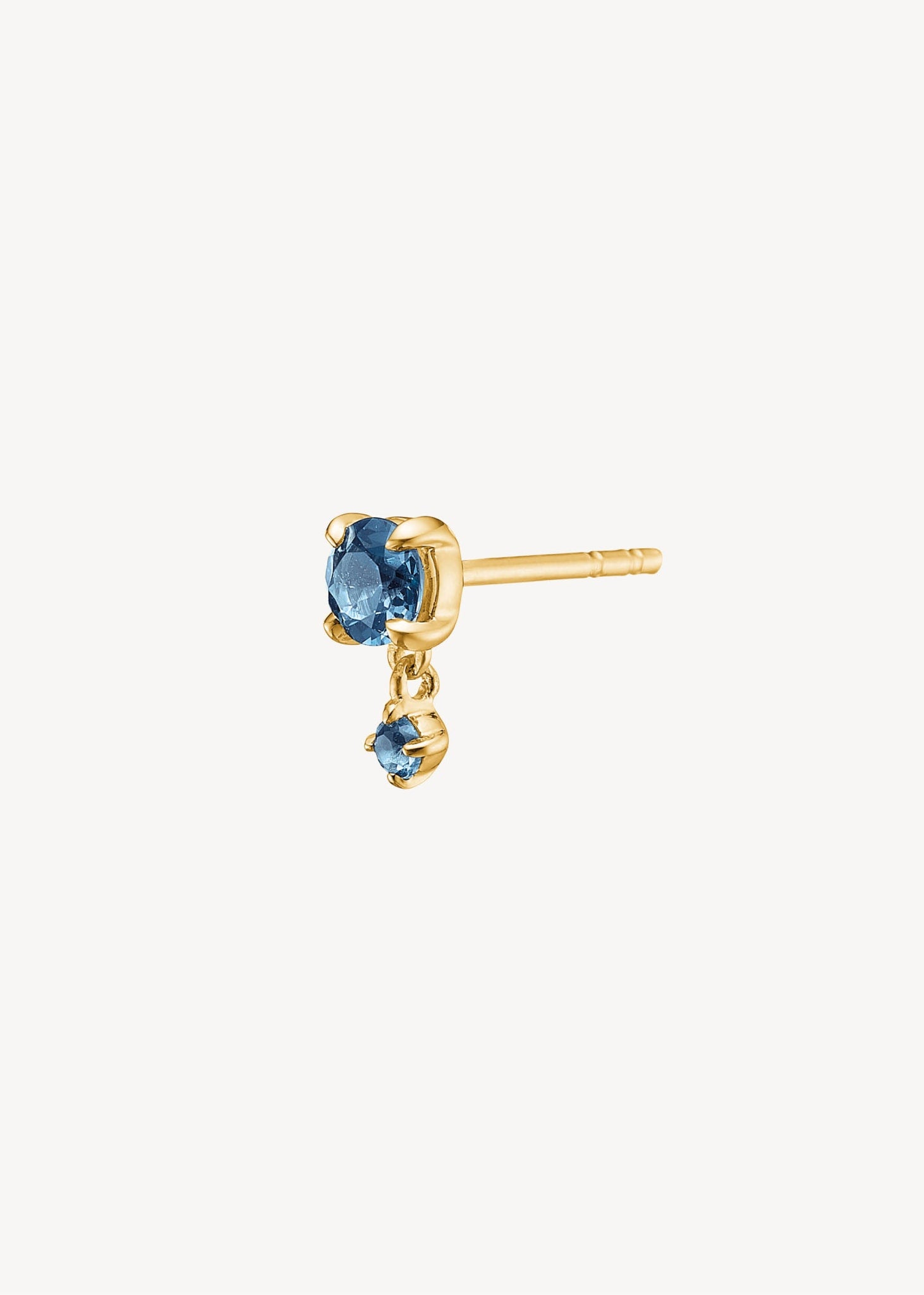 Adoria ørestik fra carré jewellery i 10-karat ægte guld med london blå topas ædelstenen, der er november måneds fødselssten 