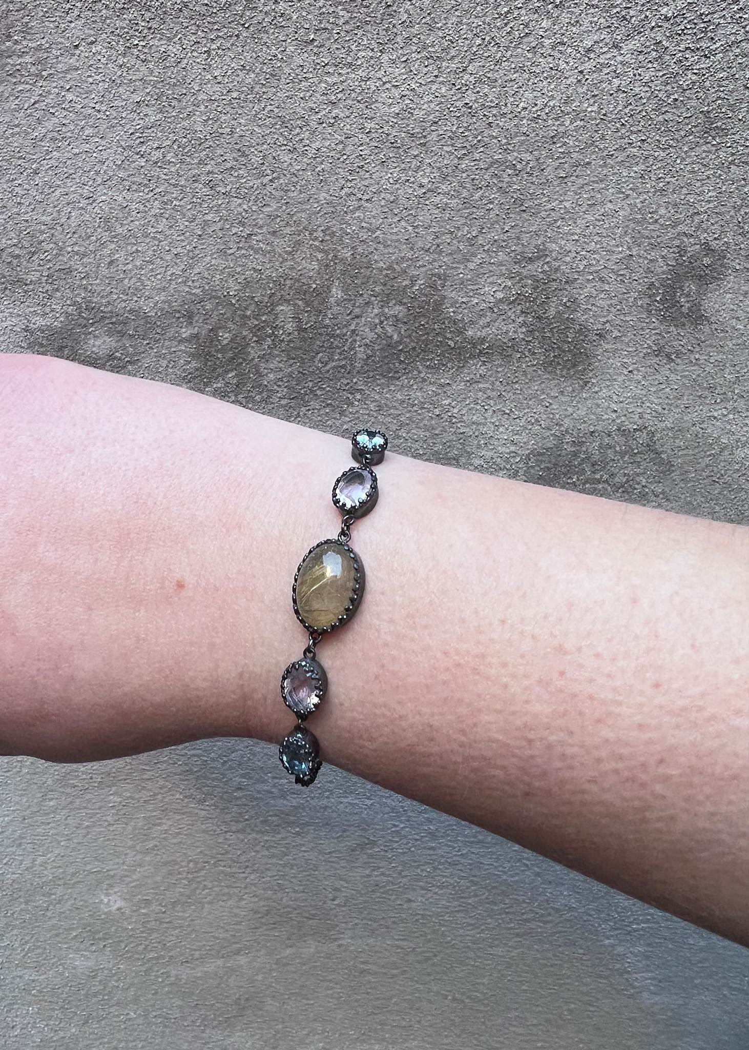 Kvinde med Nico armbånd fra carré jewellery 