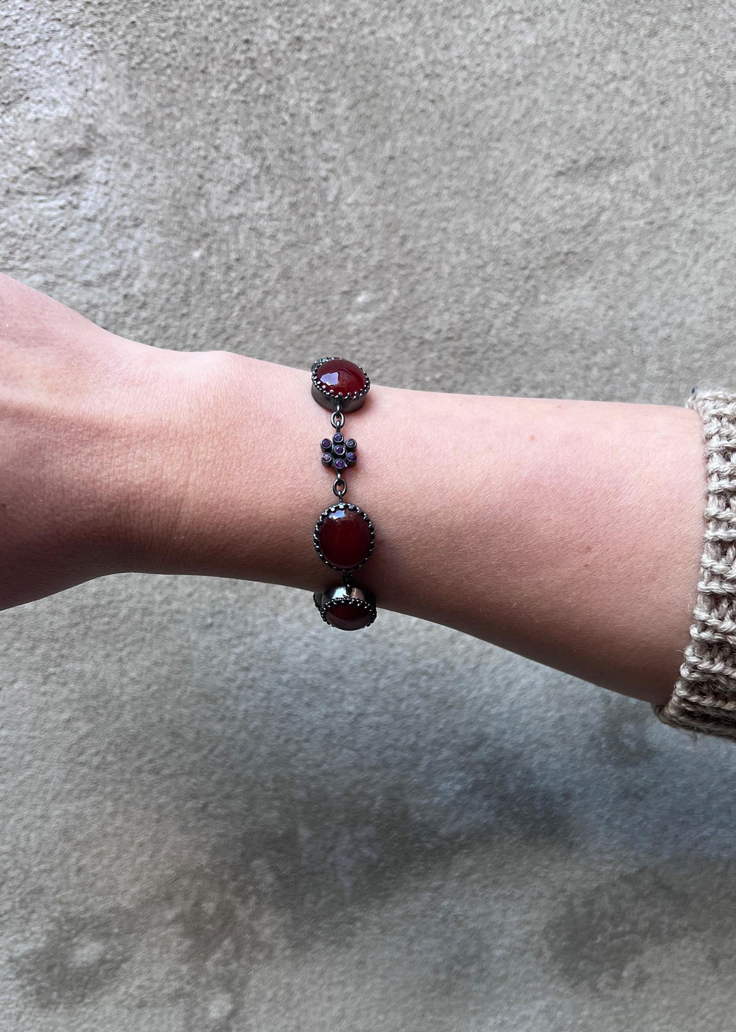 Beatrice Armband mit Carneol und Amethyst - oxidiertes Silber
