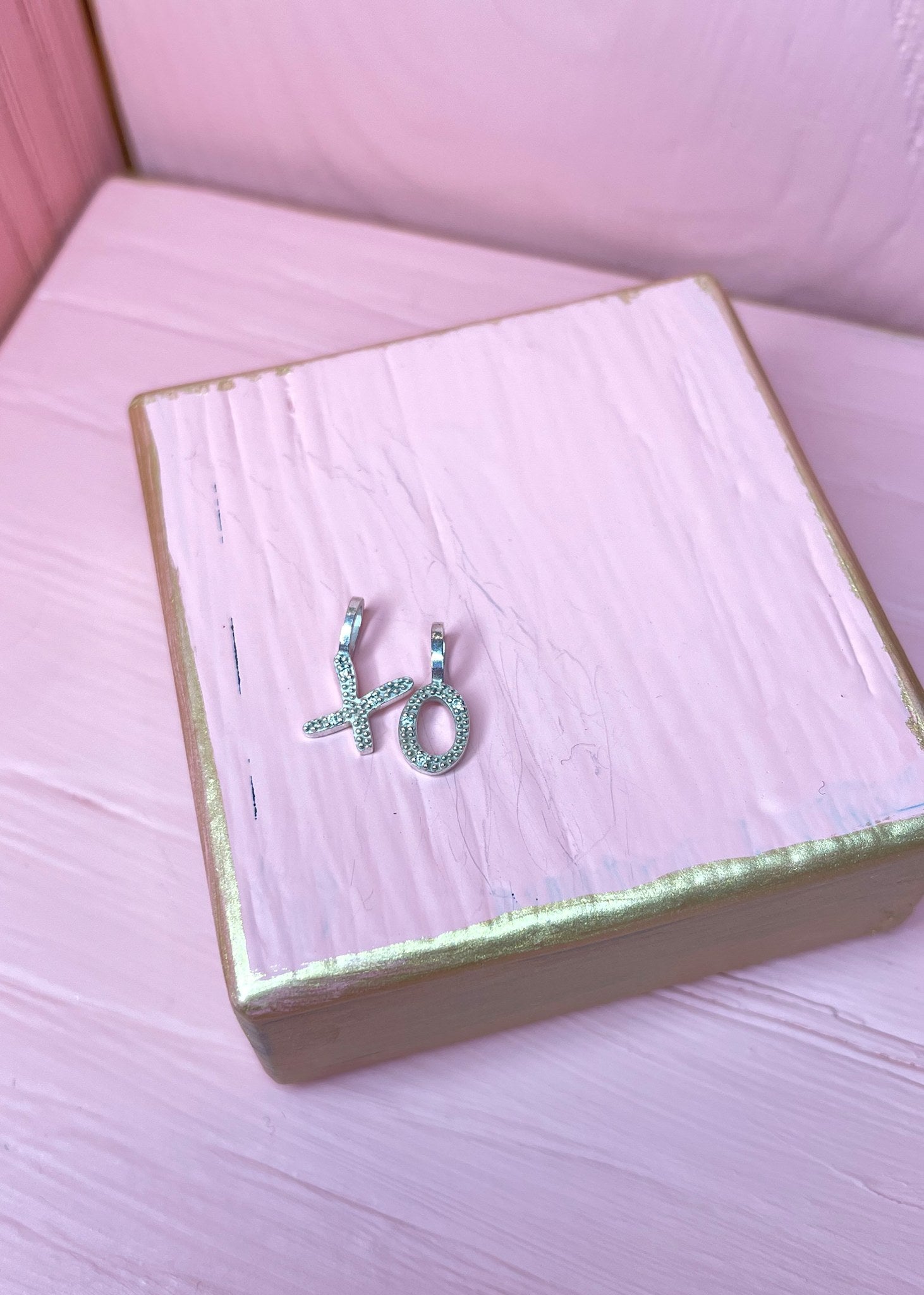 Bogstavsvedhæng i let oxideret sterling sølv sat med tre diamanter med bogstavet X, perfekt gave til hende og gaven til ham under 300 kr