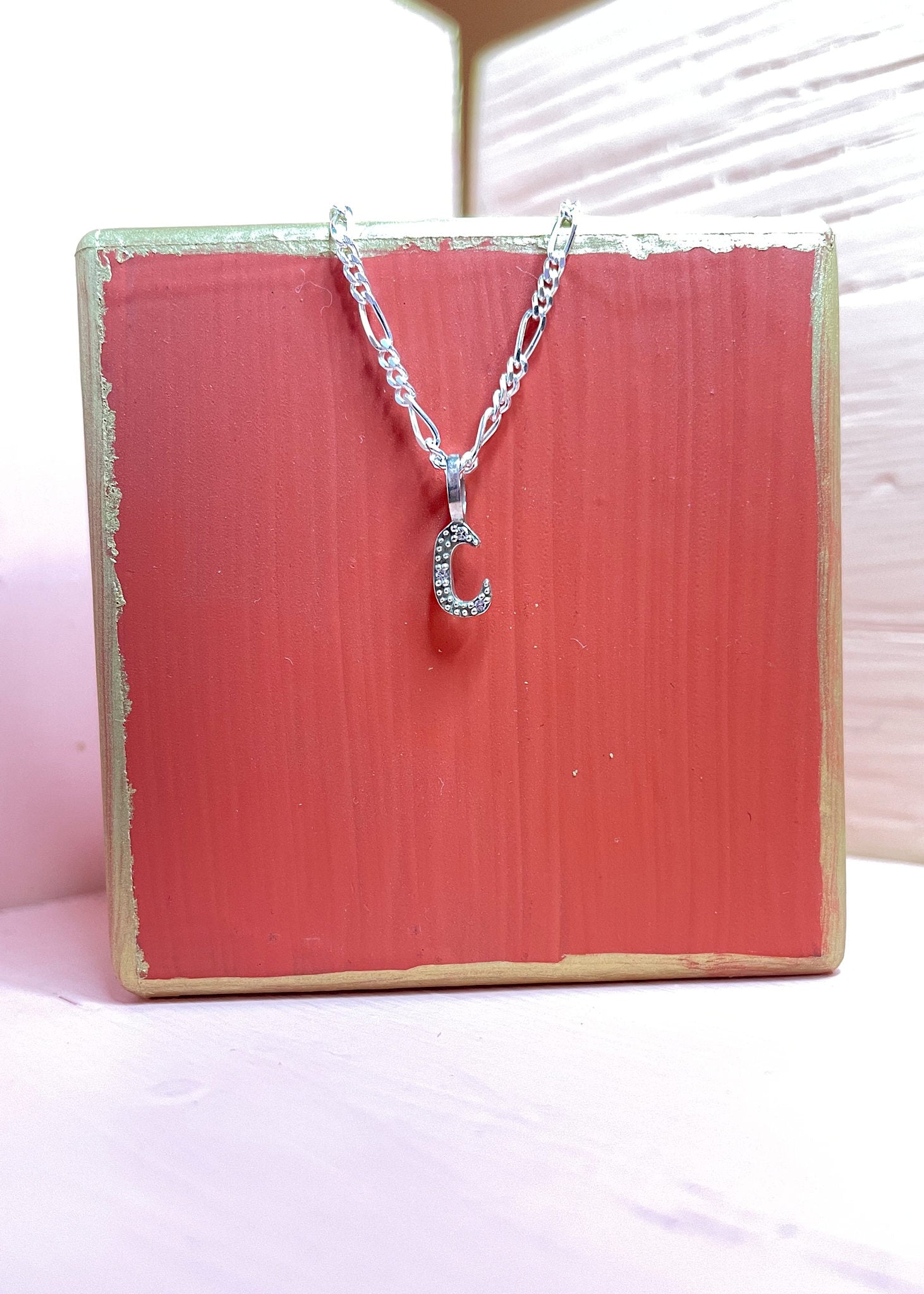 Bogstavsvedhæng i let oxideret sterling sølv sat med tre diamanter med bogstavet C, perfekt gave til hende og gaven til ham under 300 kr
