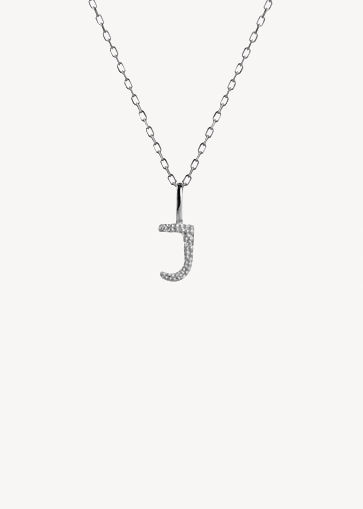 Bogstavsvedhæng i let oxideret sterling sølv sat med tre diamanter med bogstavet J, perfekt gave til hende og gaven til ham under 300 kr