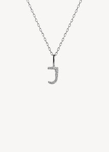Bogstavsvedhæng i let oxideret sterling sølv sat med tre diamanter med bogstavet J, perfekt gave til hende og gaven til ham under 300 kr