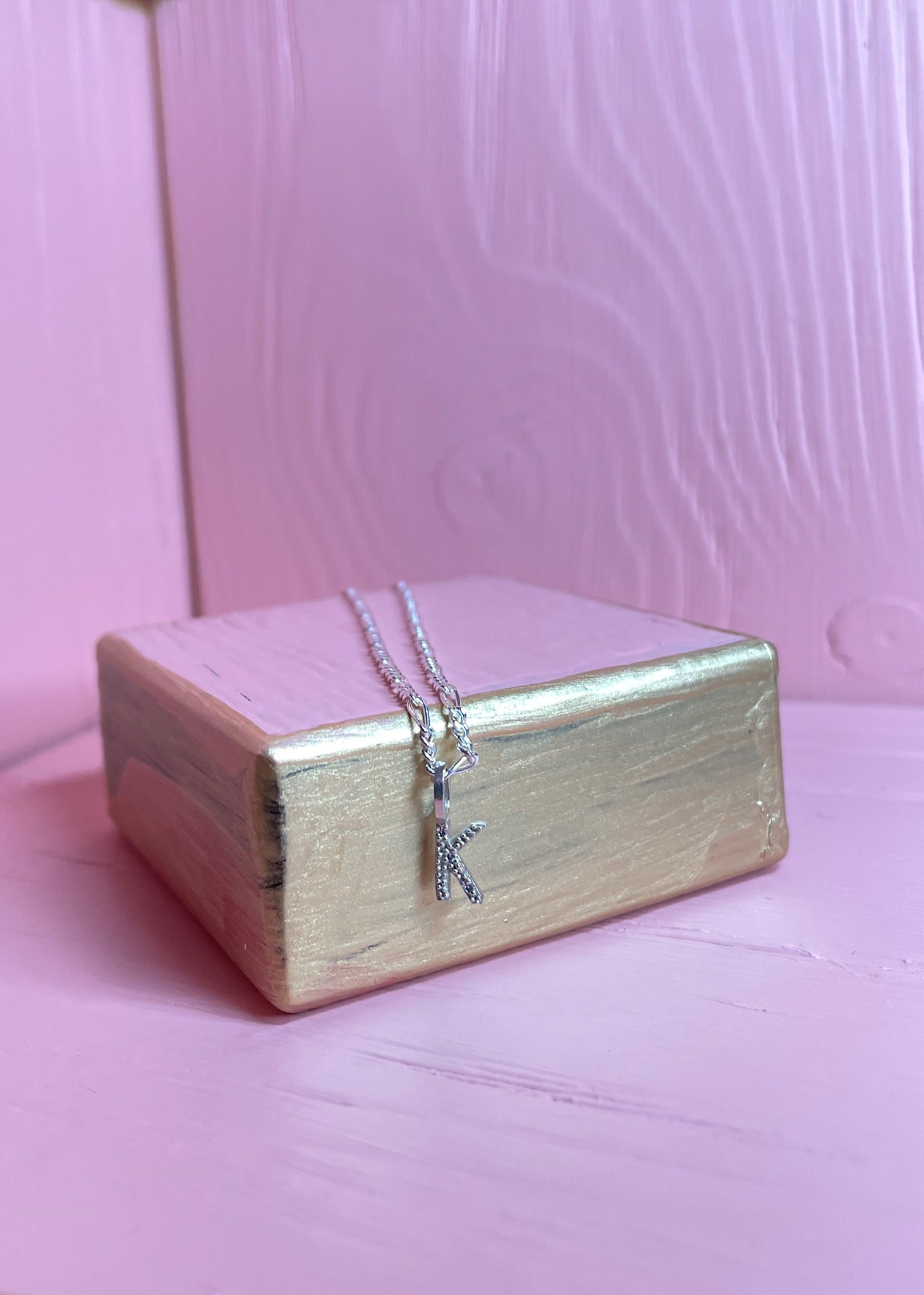 Bogstavsvedhæng i let oxideret sterling sølv sat med tre diamanter med bogstavet K, perfekt gave til hende og gaven til ham under 300 kr