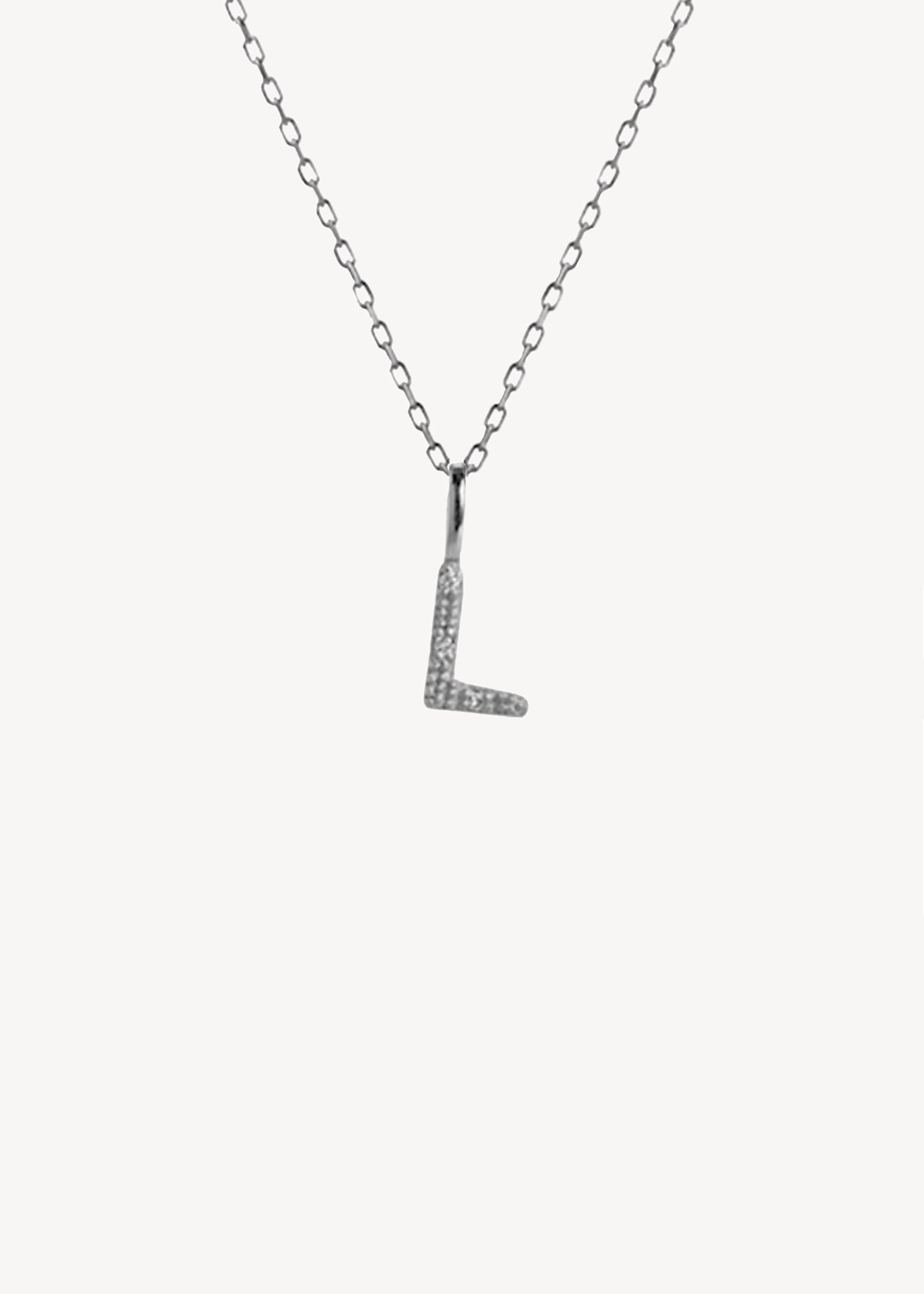 Bogstavsvedhæng i let oxideret sterling sølv sat med tre diamanter med bogstavet L, perfekt gave til hende og gaven til ham under 300 kr